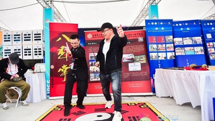 港不只是跑, 捧的